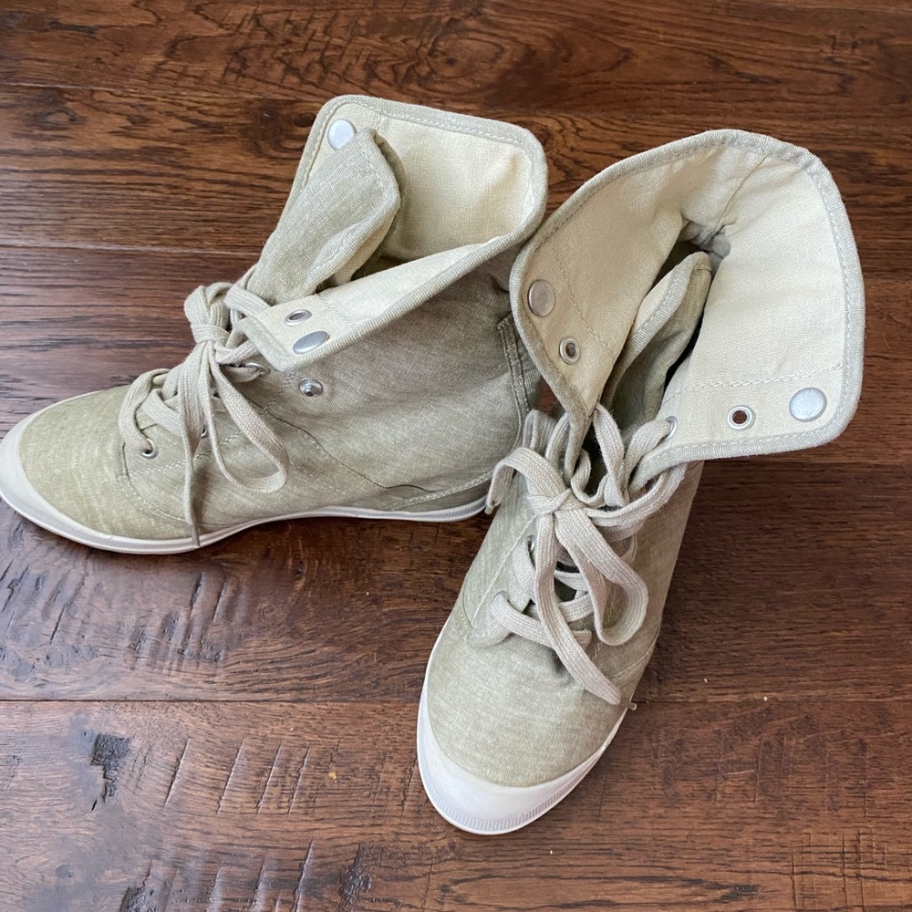 Rocket dog wedge tennis shoe/boot. Size 8.5 - Picture 4 of 10
